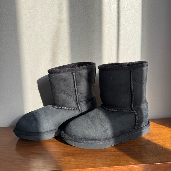 UGG Girls Classic Weather Short Boot in Black Size 1 - Picture 11 of 11
